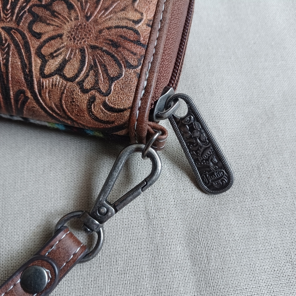 Justin Blanket/Floral Embossed Wrislet - Picture 6 of 10